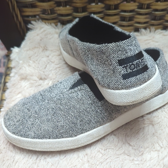 TOMS Women's Black and White Slip-On Sneakers - Picture 1 of 8